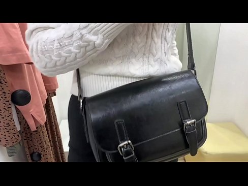 ❤️ Masturbasyona giştî ya keçika ciwan FeralBerry bi dilopek li jûreya fitarê ❤ Kalîteya porno li me ❌❤